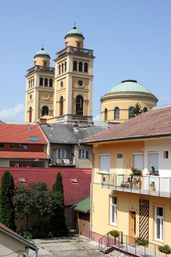 Veva Apartman - Eger Maganszallashely 외부 사진